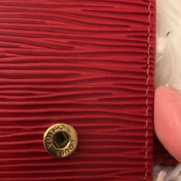 Louis Vuitton Epi Red wallet. Beautiful condition and comes with bag & a box - Picture 3 of 9